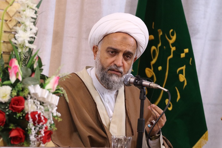 یک روحانی را آوردند برای نصیحت کردن اعضای شورای شهر شیراز تا معرکه ها بخوابد و بیشتر از این به جان هم نیفتند !