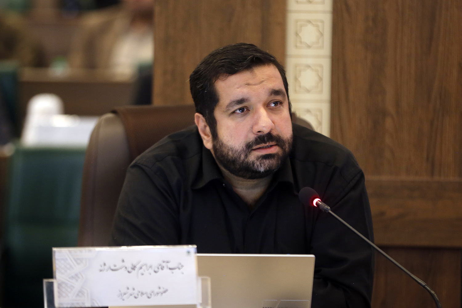 در جشنواره‌ی بین‌المللی فیلم فجر، کلان‌شهر شیراز تنها نقش تدارکاتی و تهیه‌ی امکانات سخت‌افزاری داشت