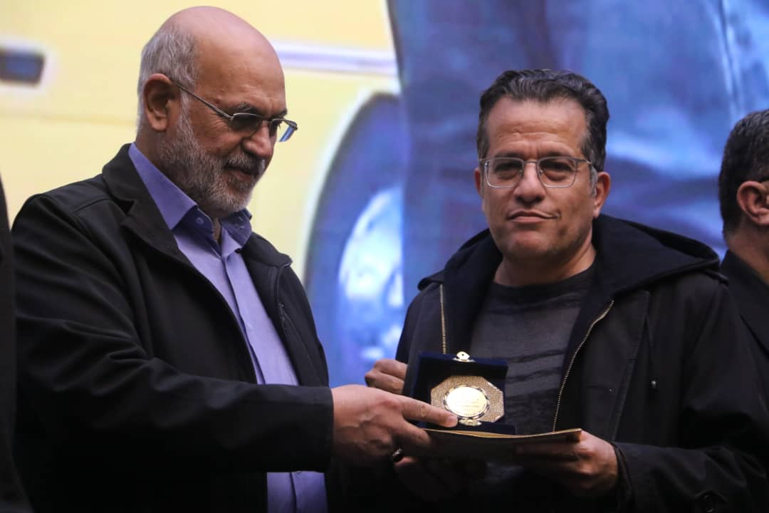 نشان شهروند افتخارآفرین به خبرنگار روزنامه «شهر مردم» رسید