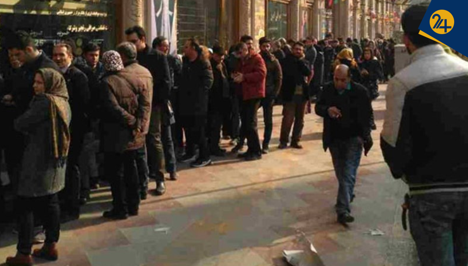 اقتصاد قطره‌چکانی و صف تجار با در دست داشتن کارت بازرگانی برای یک ساعت اینترنت