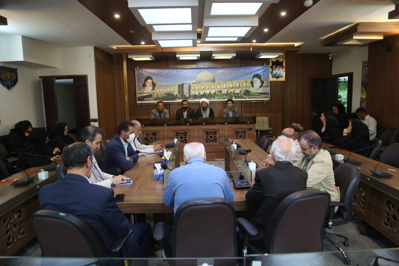 شکوهی‌مقدم در جمع رسانه‌ها: بر دستان پر تلاش کارگران ذوب‌آهن بوسه می‌زنم