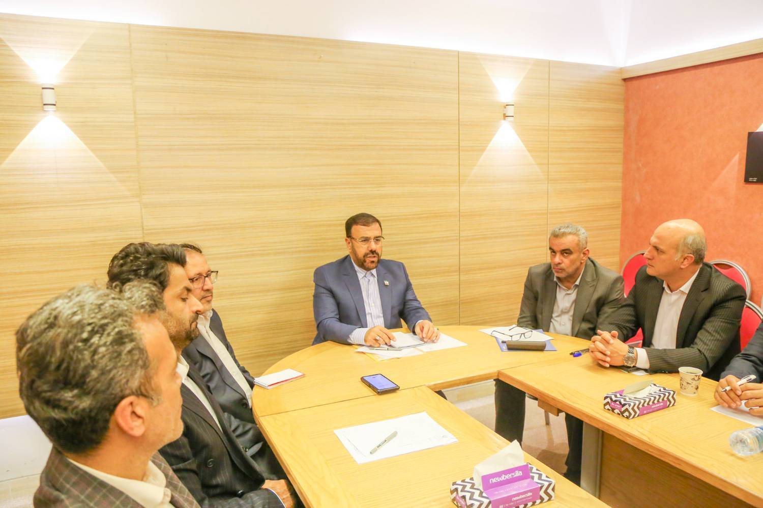 استاندار فارس در هشتمین جلسه شورای اطلاع‌رسانی استان: صداقت در اطلاع‌رسانی رمز حفظ اعتماد عمومی است / تشکیل قرارگاه روایت اول برای مدیریت اخبار بحران