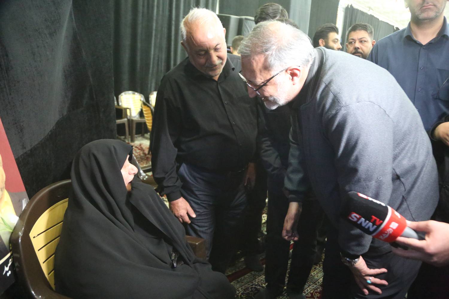 ادای احترام زاکانی و نیکزاد به مادر چهار شهید