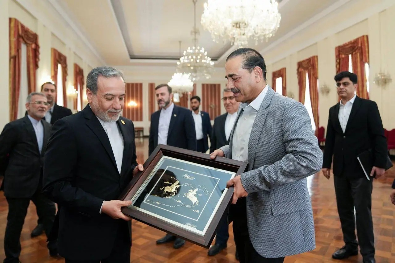 هدیه متفاوت عباس عراقچی به عاصم منیر!