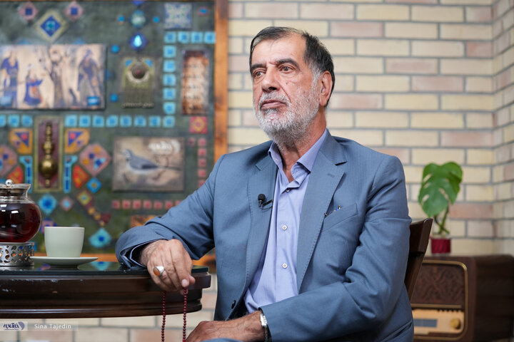 برخی ازهم‌سن‌وسالان ماوقتی درپستی هستند،آن‌چنان به این پست می‌چسبندکه فقط عزرائیل بایدملت را نجات دهد