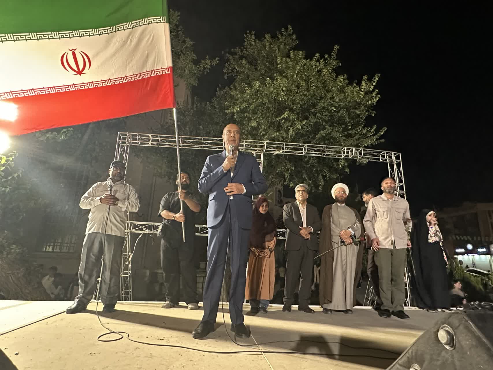 حضور معاون توسعه مدیریت و منابع استانداری فارس در میدان شهدا و دیدار با مردم؛ تجلیل از همدلی و همراهی مردم با نظام