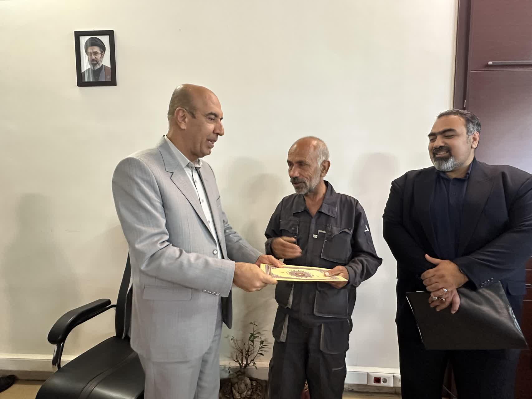 تجلیل از امانت‌داری و مسئولیت‌پذیری