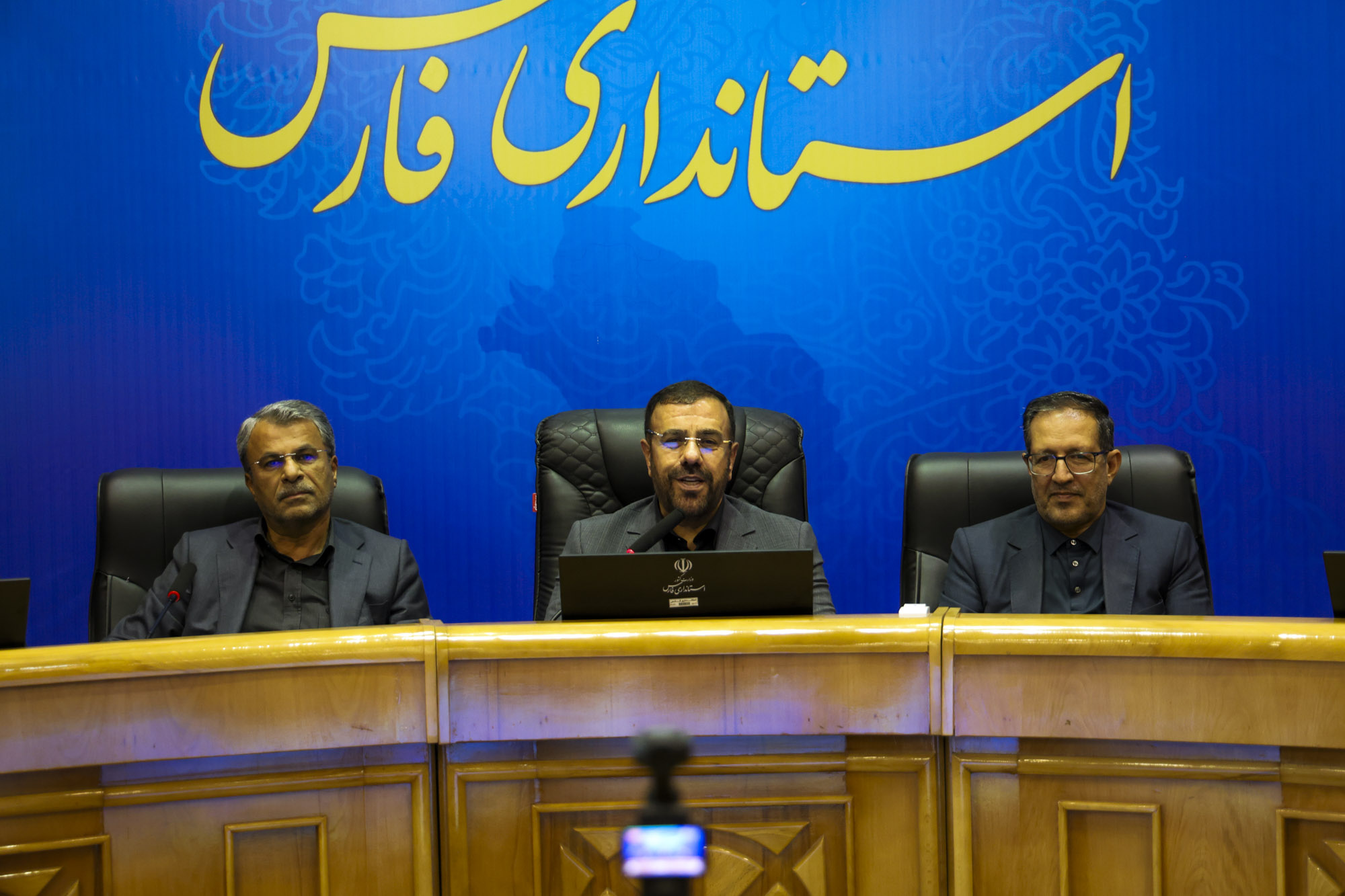 استاندار فارس: فرمانداران نباید اجازه دهند مفهوم حقوقی و ساختاری دولت خدشه‌دار شود/ هیچ مدیری در مواجهه با مسائل نباید به بن‌بست برسد / همه جریان‌های سیاسی، اقوام، گروه‌ها، مذاهب و حتی ادیان مختلف در حکمرانی فارس دیده می‌شوند