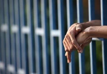 دانش آموزان دبستانی درشهرصدرا باپول توجیبی خودخانم معلم بدهکاررا از زندان آزادکردند
