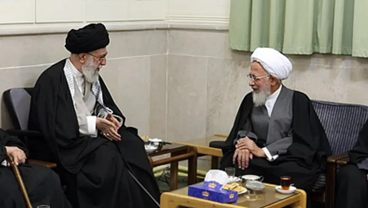 آیت‌الله جوادی آملی بر پیکر رهبر شهید نماز می‌خواند