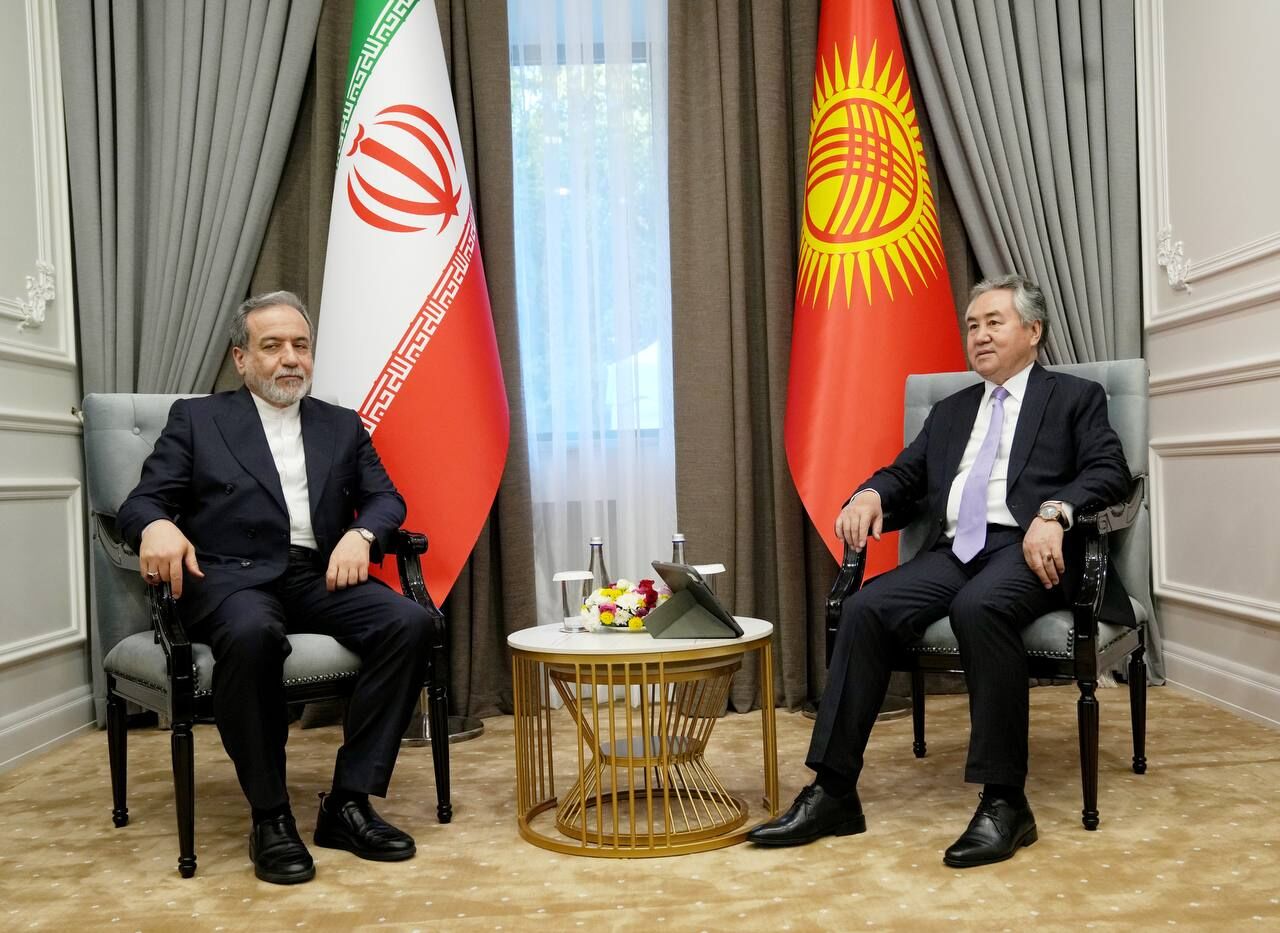 دیدار عراقچی با وزیر خارجه قرقیزستان در حاشیه اجلاس سازمان همکاری شانگهای
