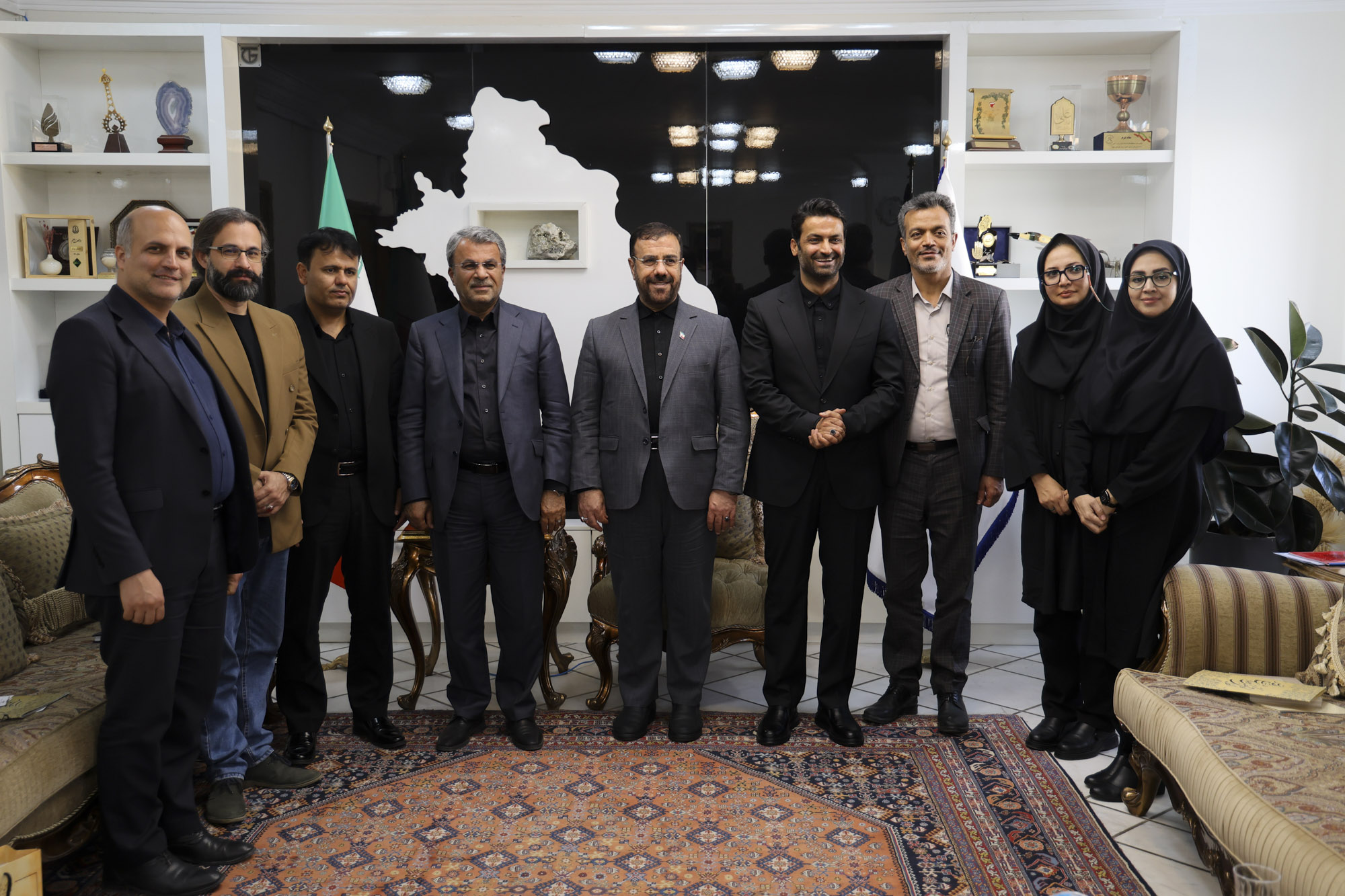 در برنامه‌های فرهنگی استان به سه‌گانه دین، حماسه و هنر توجه شود/ فارس باید به الگویی در جریان‌سازی فرهنگی و تولید محتوای فاخر تبدیل شود/ تولیدات فرهنگی فاخر، بنیان شکل‌گیری تمدن‌هاست/ قرآن کتاب زندگی است و مفاهیم آن باید در زندگی روزمره مردم جاری باشد/ در حکمرانی و عرصه فرهنگ، هیچ گروهی نباید نادیده گرفته شود