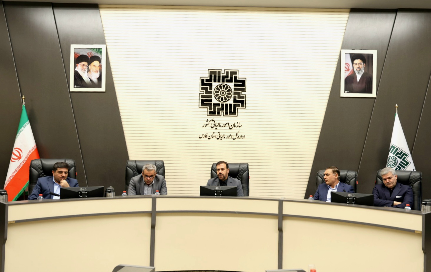 قرارگاه اقتصادی فارس باید با آرایش جنگی اداره شود/ برنامه‌ریزی برای کاهش تورم به طور جدی در دستور کار دستگاه‌های اقتصادی باشد/ ۱۶ مأموریت مهم برای ۶ کارگروه تخصصی قرارگاه اقتصادی فارس تعریف شده است