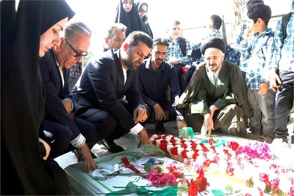 مدیر کل فرهنگ و ارشاد فارس در گلزار شهدایِ رستم؛ پایداری در حفظ وطن را امتدادِی هنرمندانه دانست/ شهدا معمارانِ آرامشی هستند که هنرمندانِ در پناهِ آن روایتِ زیستن را می‌نویسند