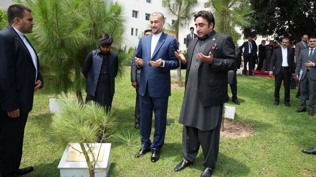 کاشت درخت دوستی توسط وزیران امور خارجه ایران و پاکستان