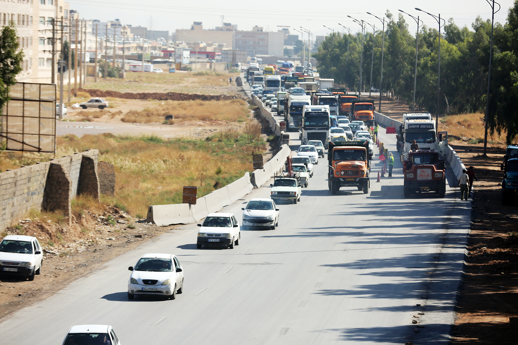 اجرای پروژه در ساعات شلوغ کمربندی شیراز و ایجاد ترافیک! – عکاس: عباس امیری