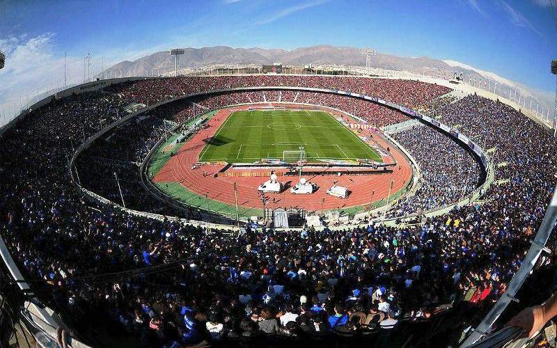 زنان برای تماشای فوتبال به ورزشگاه تهران آزادی  می‌ روند
