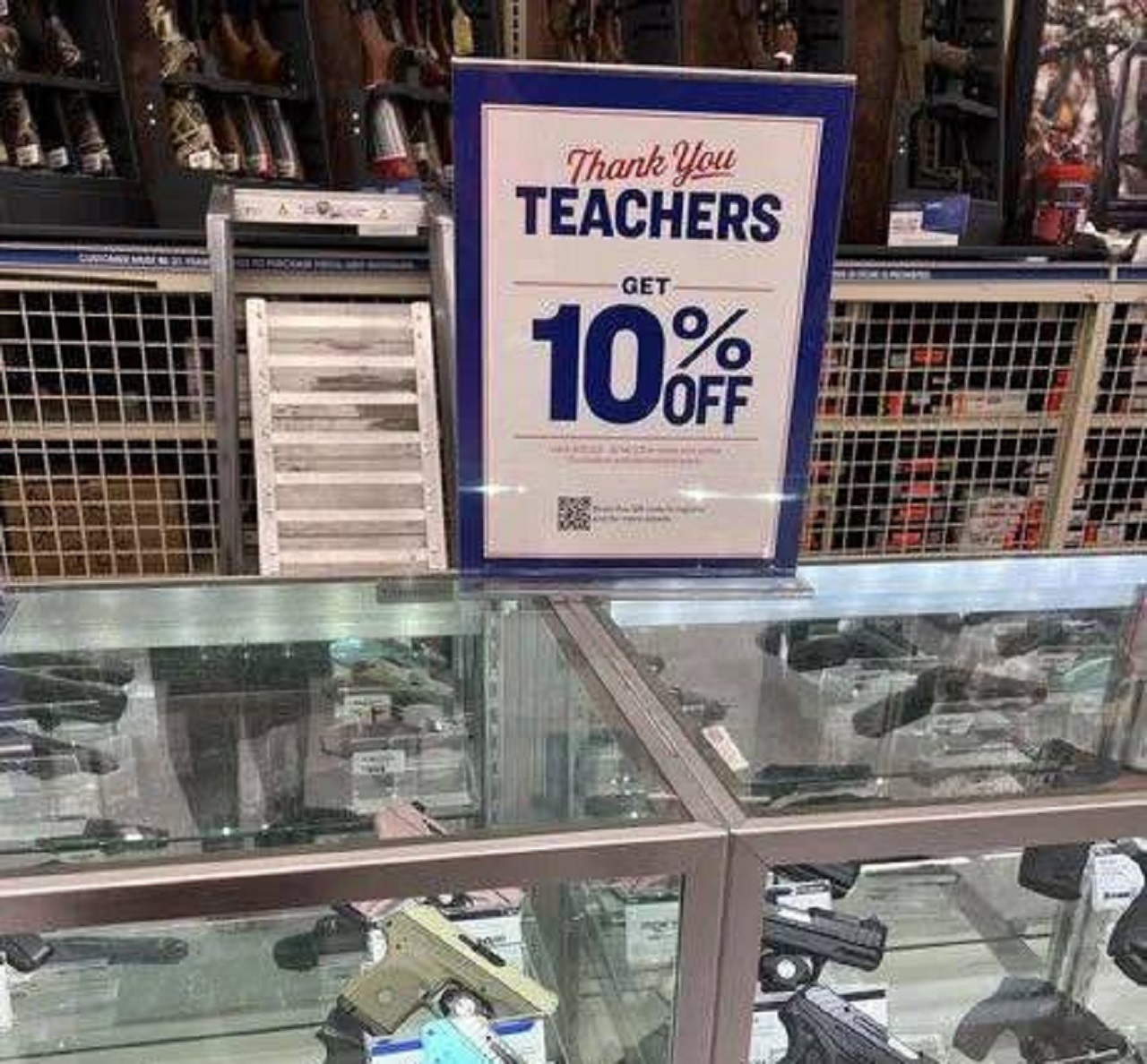 تخفیف ۱۰ درصدی خرید اسلحه برای معلمان در آمریکا!،