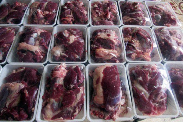 توزیع ۱۲۰۰ بسته گوشت نذری میان نیازمندان فارس