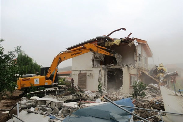 ۲۹۷ ساخت و ساز غیرمجاز در شیراز تخریب شد/فریب قیمت خانه‌های ارزان را نخورید
