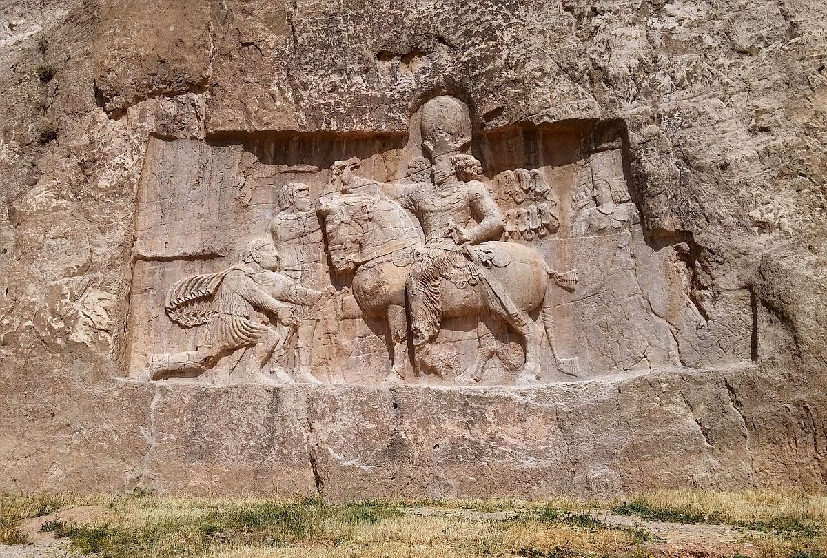 حفاری غیرقانونی در نزدیکی سنگ‌نگاره پیروزی اردشیر بابکان مربوط به سال گذشته است
