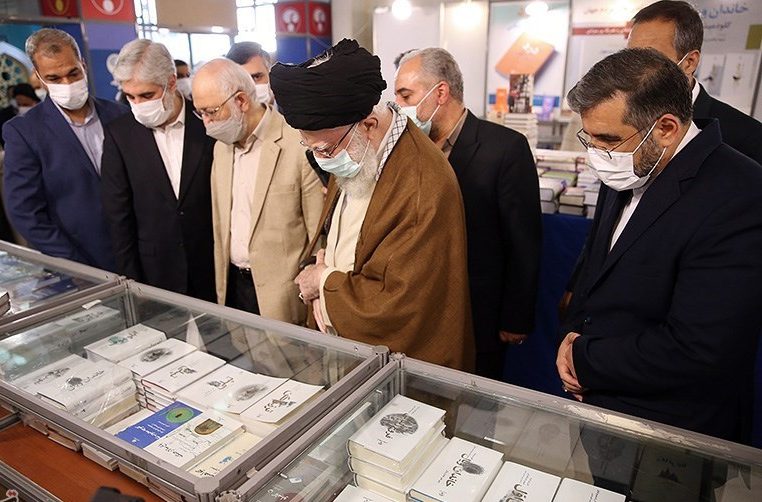 بازدید مقام معظم رهبری از نمایشگاه کتاب تهران