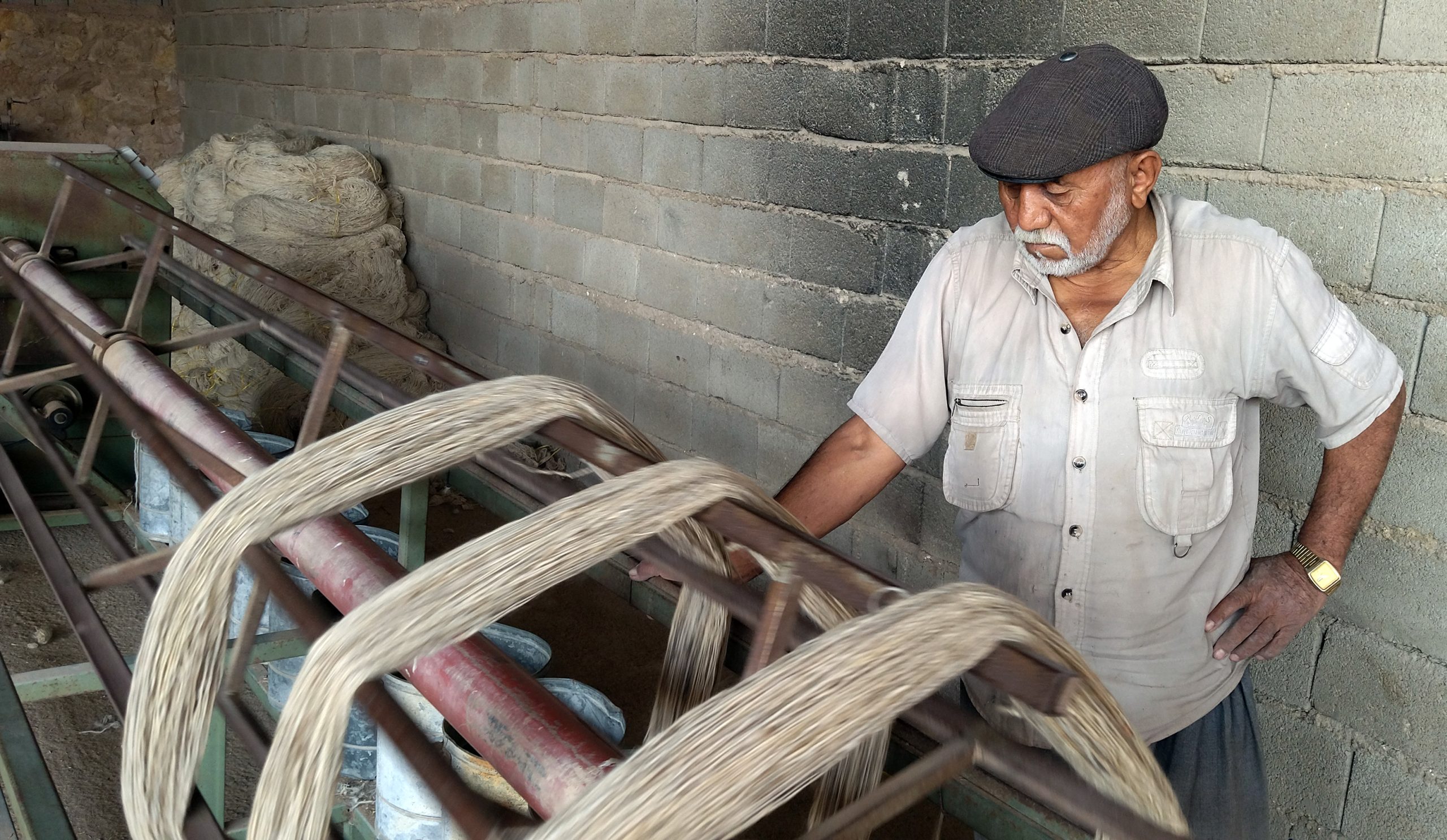 نخ ریسی در کارگاه تولید نخ فرش در اطراف شیراز- عکاس: عباس امیری